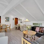 Stunning In With Kitchen بيت للعطل