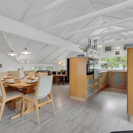 Stunning In With Kitchen بيت للعطل