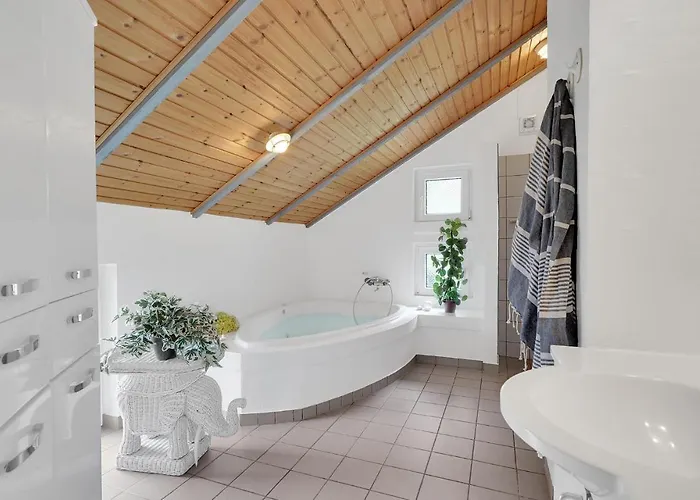 Vakantiehuis Stunning In With Kitchen Romo