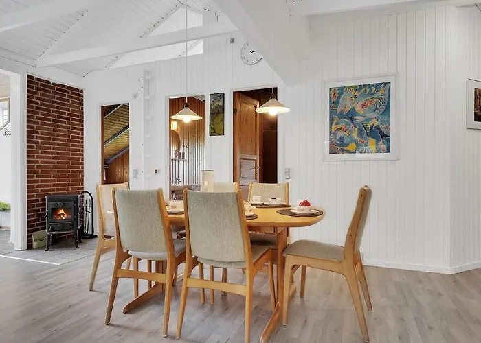 Vakantiehuis Stunning In With Kitchen