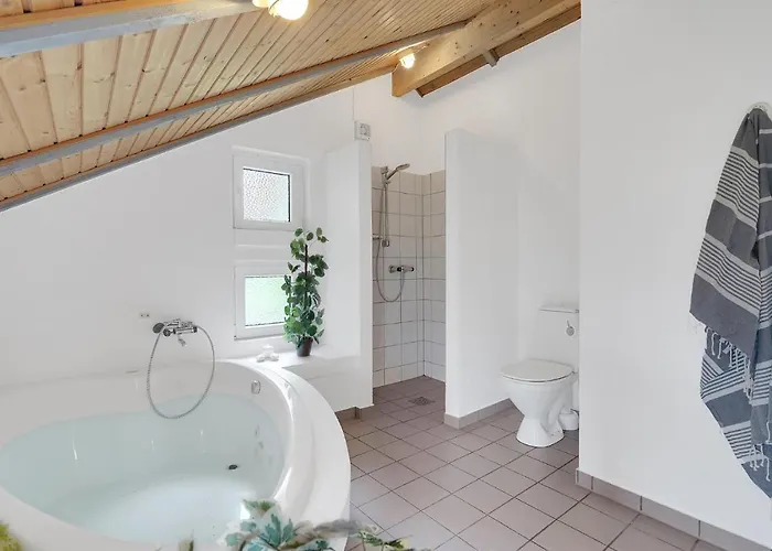 Vakantiehuis Stunning In With Kitchen *